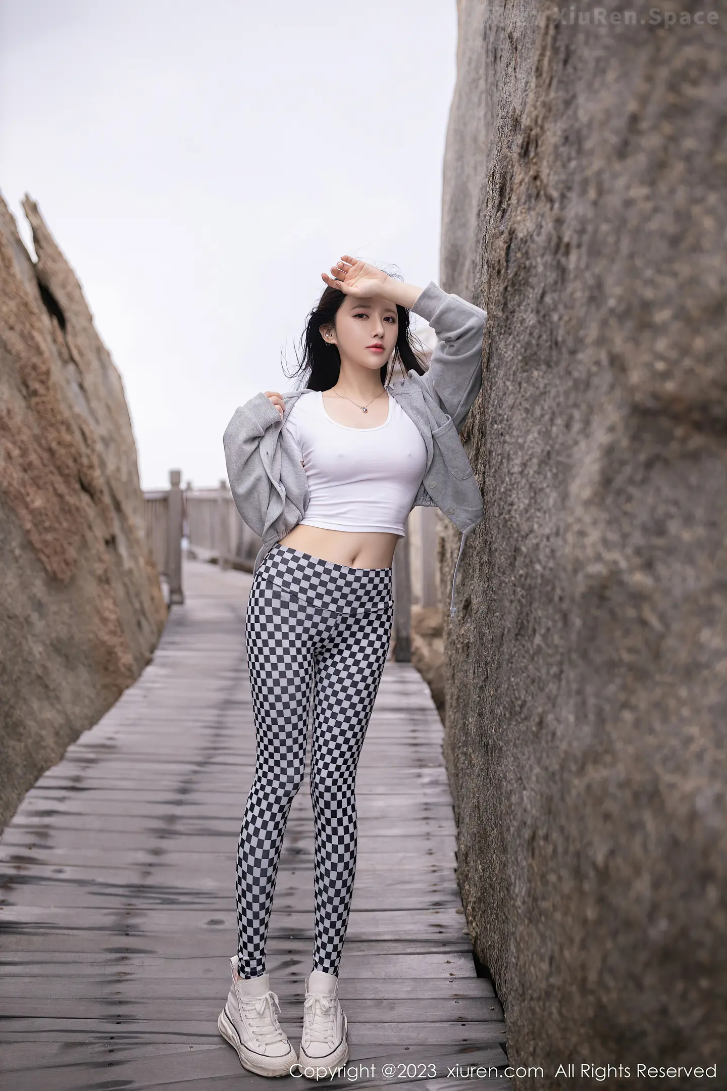 图片[3]-[XiuRen秀人网]2023.04.07 VOL.6541 鱼子酱Fish 白色紧身短袖加黑白方格运动裤性感私房写真集-秀人网官方网站